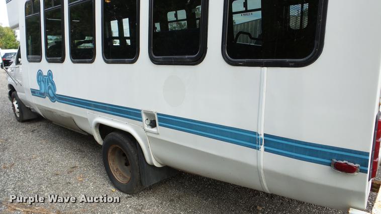 image for item DA8885 1998 Ford Econoline E450 shuttle bus