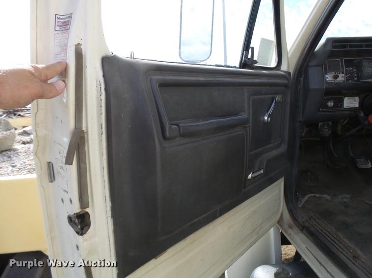 image for item DA9903 1986 Ford F700 digger derrick truck