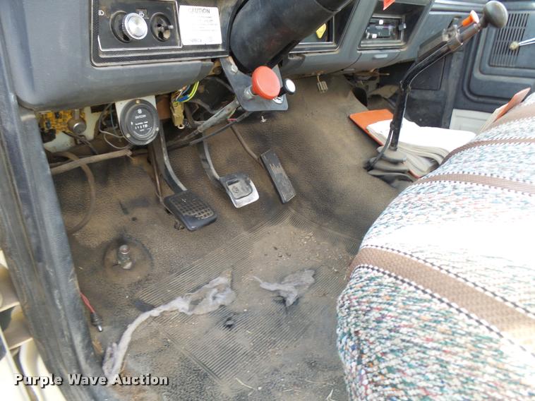 image for item DA9903 1986 Ford F700 digger derrick truck