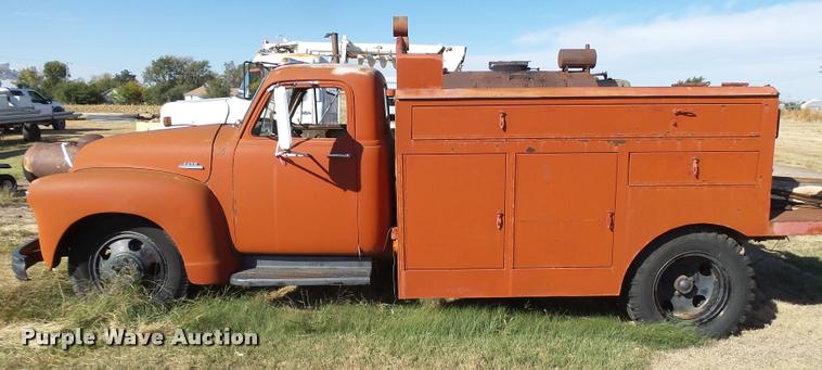 image for item DA9904 1953 Chevrolet 4400 flatbed truck