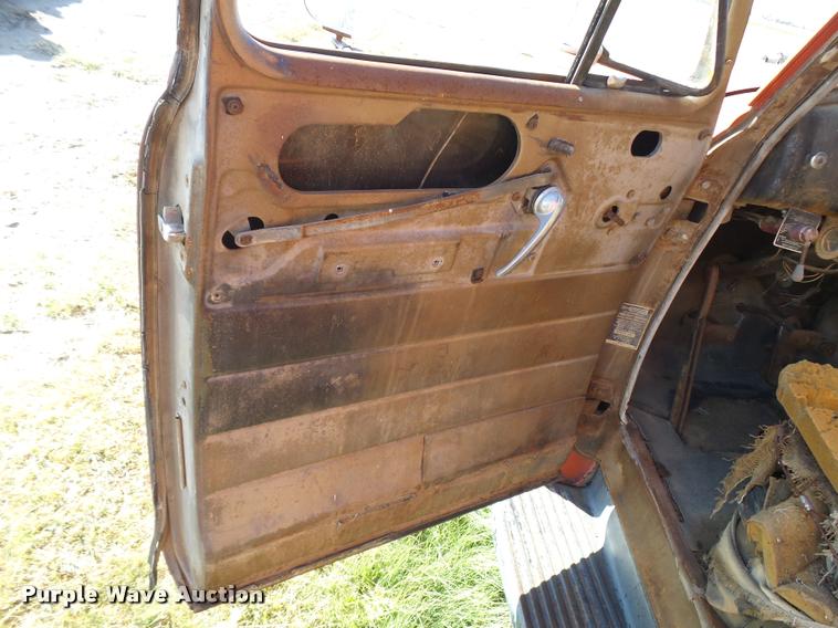 image for item DA9904 1953 Chevrolet 4400 flatbed truck