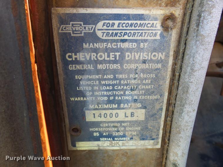 image for item DA9904 1953 Chevrolet 4400 flatbed truck