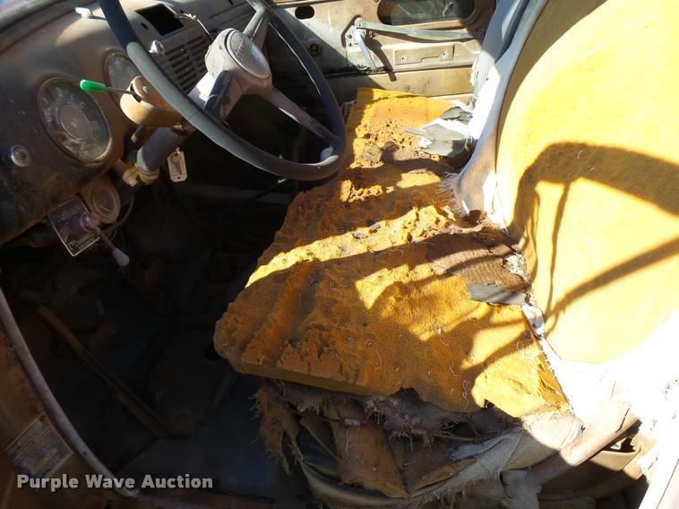 image for item DA9904 1953 Chevrolet 4400 flatbed truck