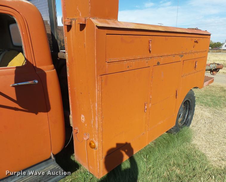 image for item DA9904 1953 Chevrolet 4400 flatbed truck