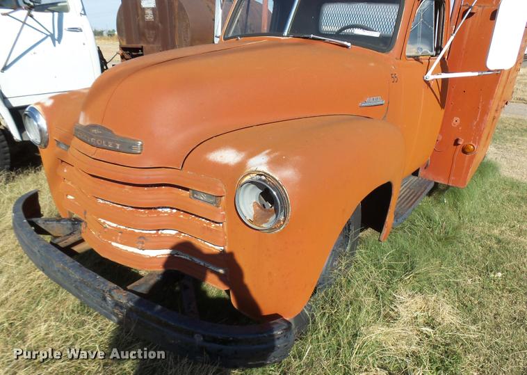 image for item DA9904 1953 Chevrolet 4400 flatbed truck