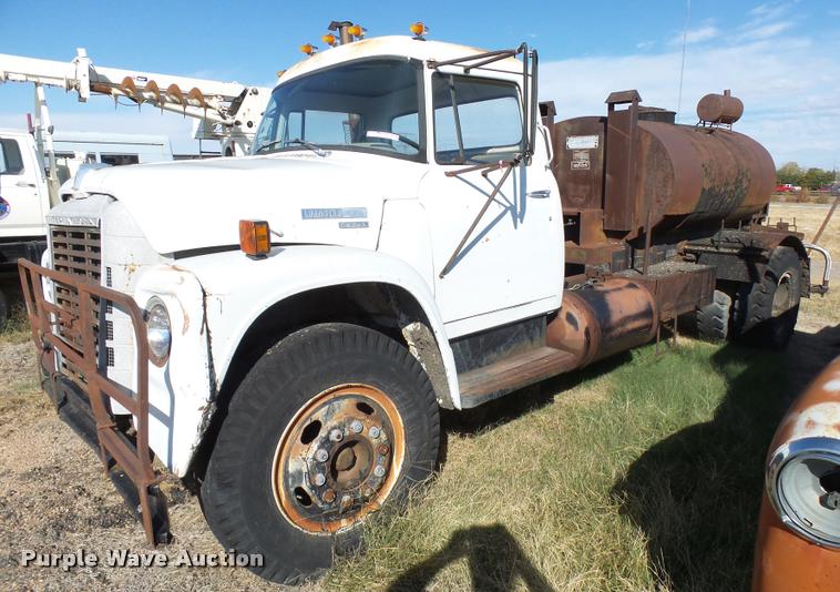 image for item DA9905 1974 International Loadstar oil distributor truck