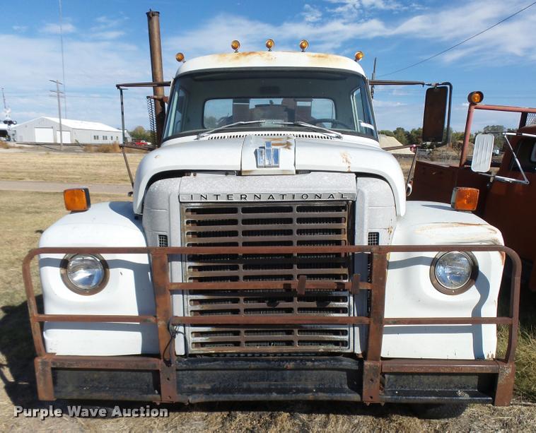 image for item DA9905 1974 International Loadstar oil distributor truck