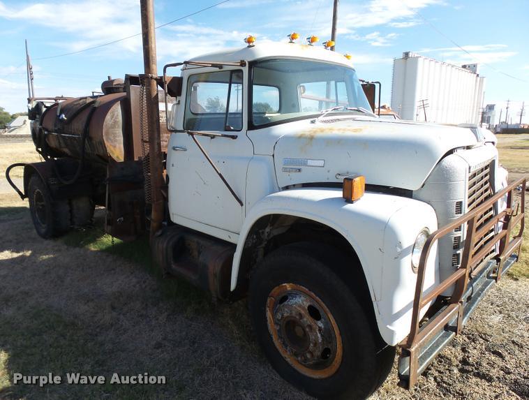 image for item DA9905 1974 International Loadstar oil distributor truck