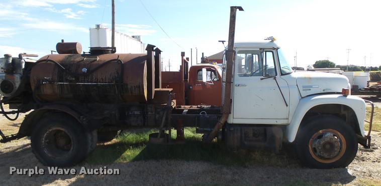 image for item DA9905 1974 International Loadstar oil distributor truck