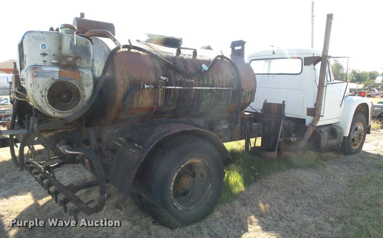 image for item DA9905 1974 International Loadstar oil distributor truck