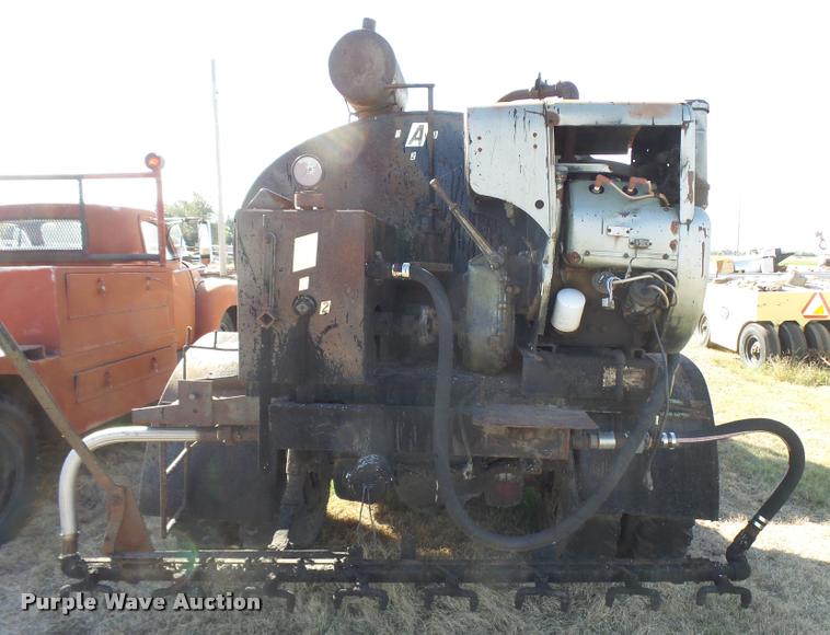 image for item DA9905 1974 International Loadstar oil distributor truck