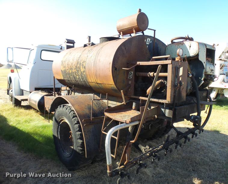 image for item DA9905 1974 International Loadstar oil distributor truck