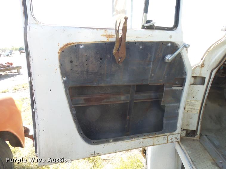 image for item DA9905 1974 International Loadstar oil distributor truck