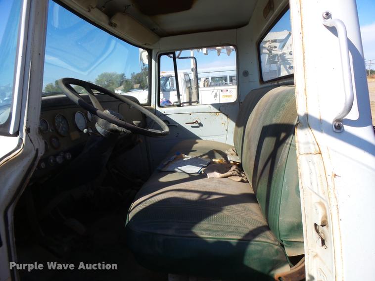 image for item DA9905 1974 International Loadstar oil distributor truck