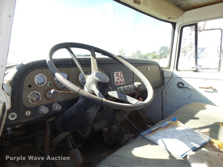 image for item DA9905 1974 International Loadstar oil distributor truck