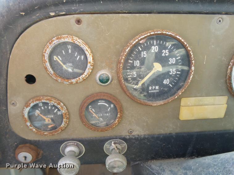 image for item DA9905 1974 International Loadstar oil distributor truck