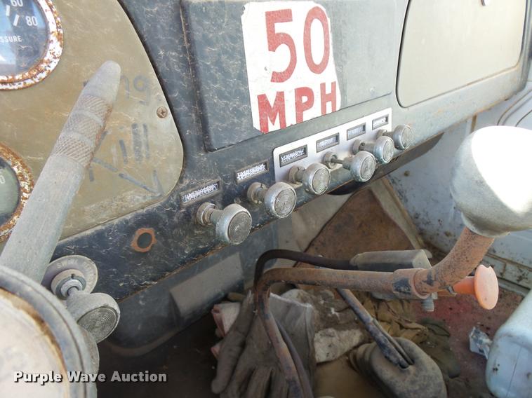 image for item DA9905 1974 International Loadstar oil distributor truck