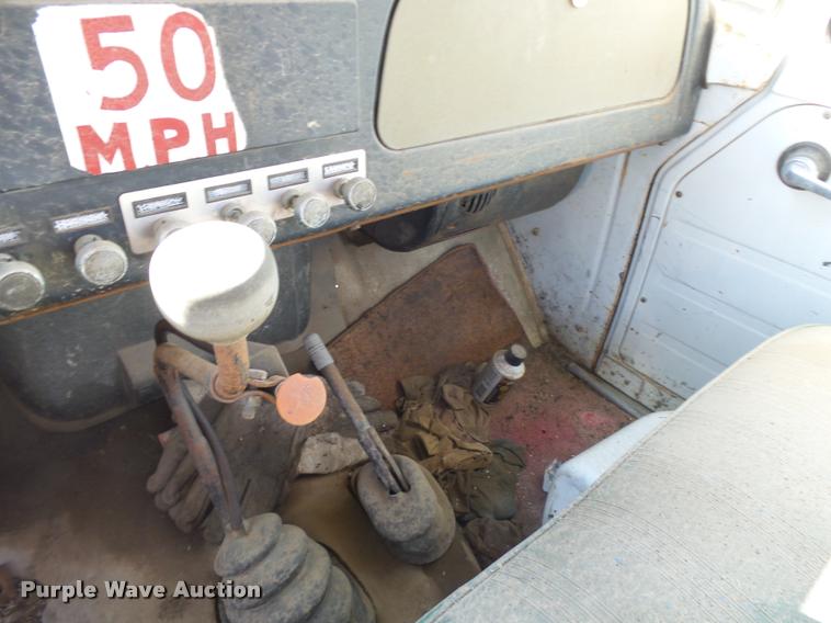 image for item DA9905 1974 International Loadstar oil distributor truck