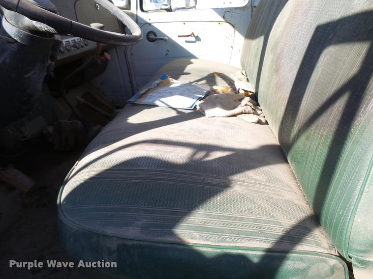 image for item DA9905 1974 International Loadstar oil distributor truck