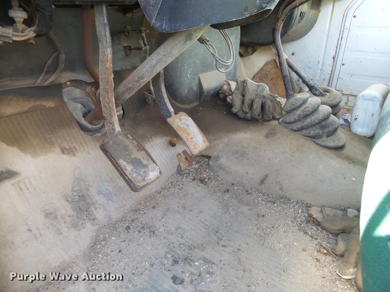 image for item DA9905 1974 International Loadstar oil distributor truck