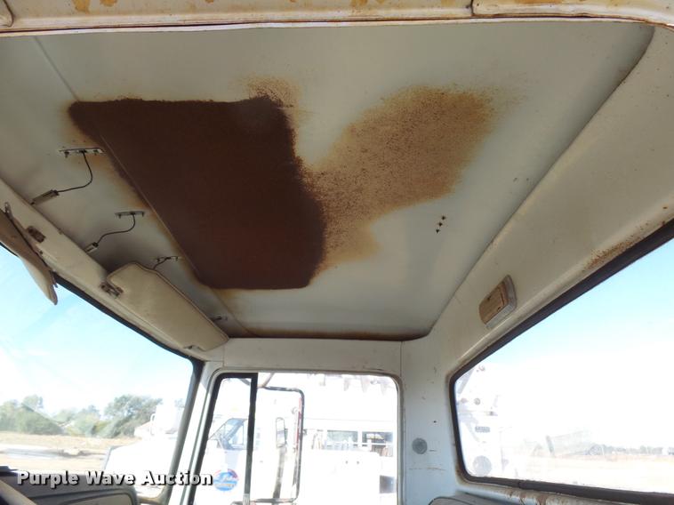 image for item DA9905 1974 International Loadstar oil distributor truck