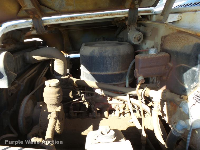 image for item DA9905 1974 International Loadstar oil distributor truck