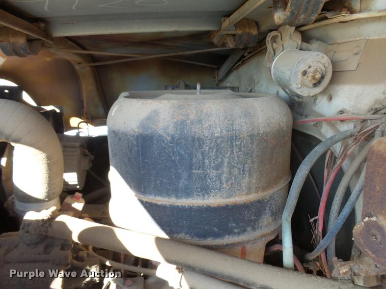 image for item DA9905 1974 International Loadstar oil distributor truck