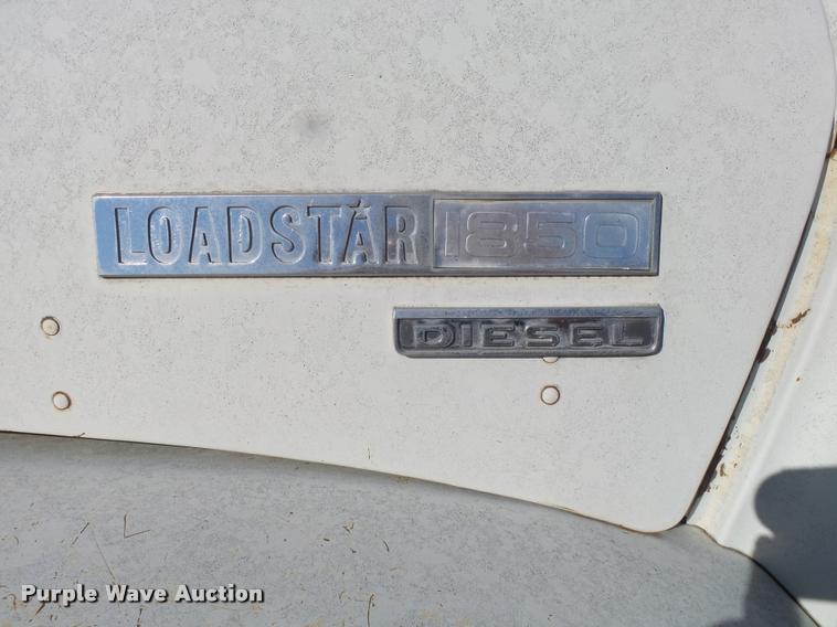 image for item DA9905 1974 International Loadstar oil distributor truck