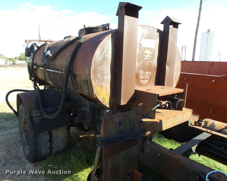 image for item DA9905 1974 International Loadstar oil distributor truck