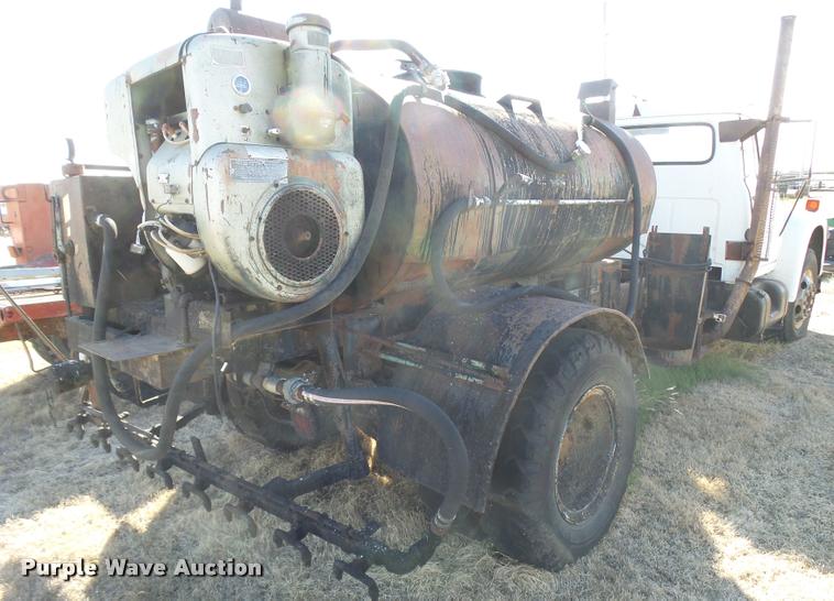 image for item DA9905 1974 International Loadstar oil distributor truck