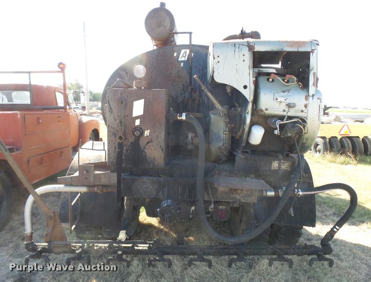 image for item DA9905 1974 International Loadstar oil distributor truck