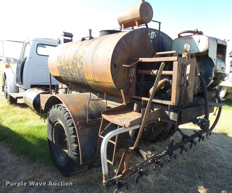 image for item DA9905 1974 International Loadstar oil distributor truck