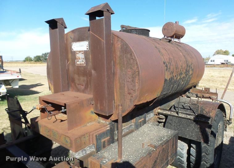 image for item DA9905 1974 International Loadstar oil distributor truck