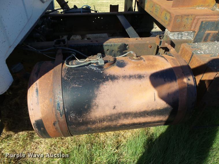 image for item DA9905 1974 International Loadstar oil distributor truck