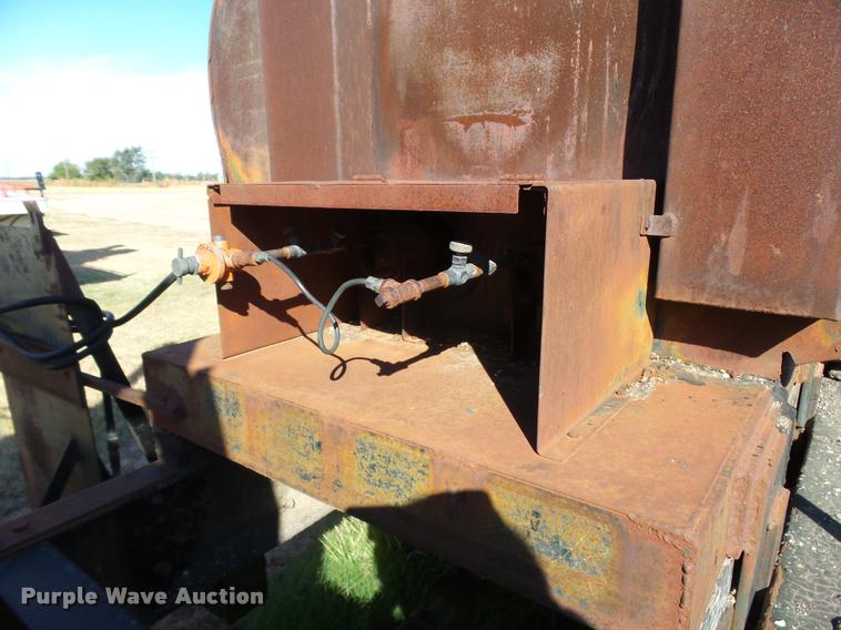 image for item DA9905 1974 International Loadstar oil distributor truck