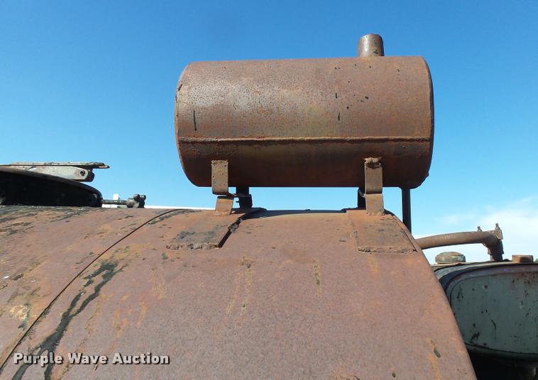 image for item DA9905 1974 International Loadstar oil distributor truck