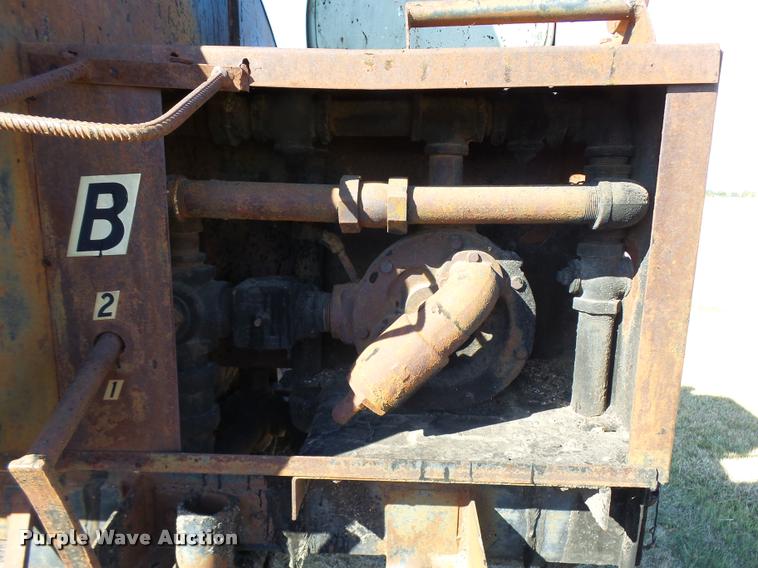 image for item DA9905 1974 International Loadstar oil distributor truck