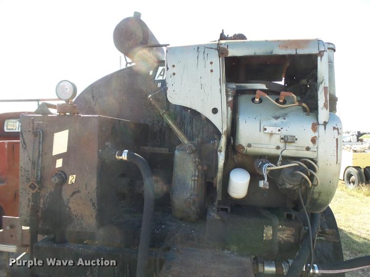 image for item DA9905 1974 International Loadstar oil distributor truck