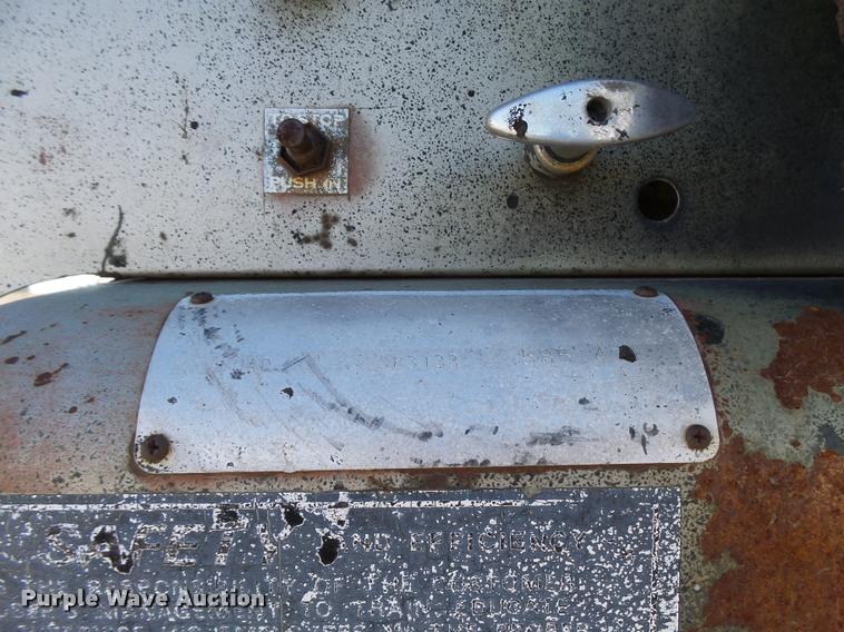 image for item DA9905 1974 International Loadstar oil distributor truck