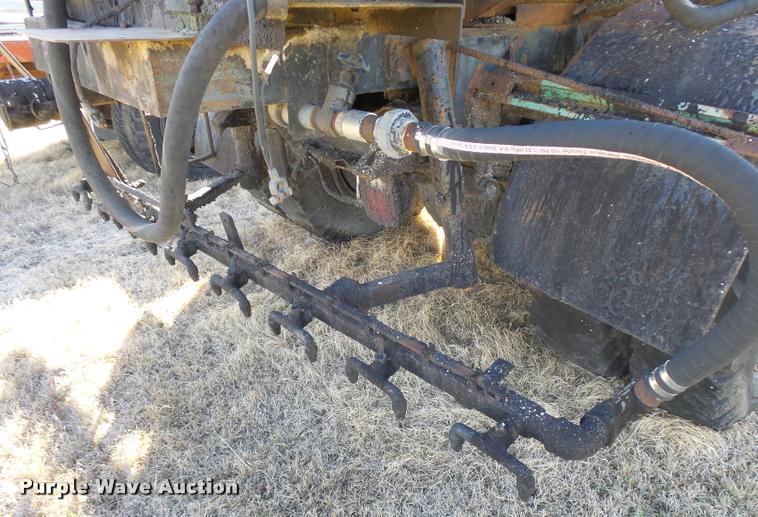 image for item DA9905 1974 International Loadstar oil distributor truck