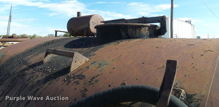 image for item DA9905 1974 International Loadstar oil distributor truck