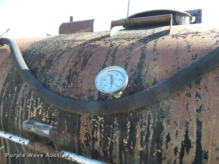 image for item DA9905 1974 International Loadstar oil distributor truck