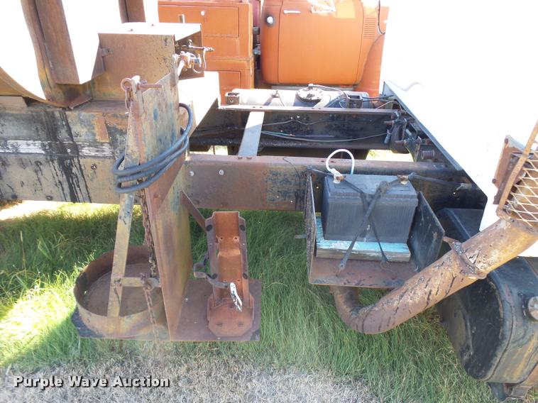 image for item DA9905 1974 International Loadstar oil distributor truck