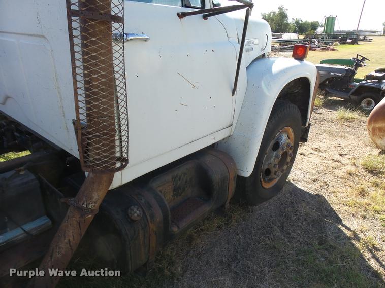 image for item DA9905 1974 International Loadstar oil distributor truck