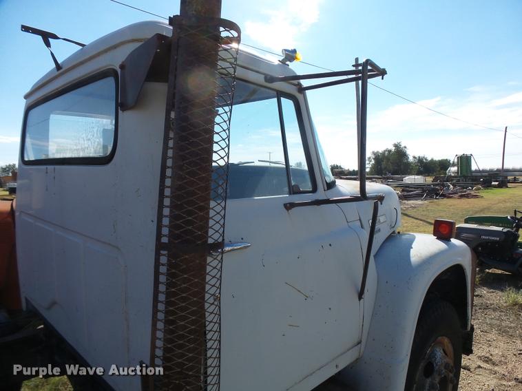 image for item DA9905 1974 International Loadstar oil distributor truck