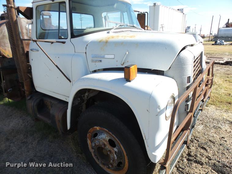 image for item DA9905 1974 International Loadstar oil distributor truck