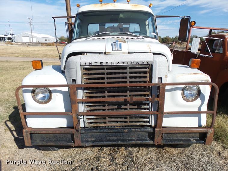 image for item DA9905 1974 International Loadstar oil distributor truck