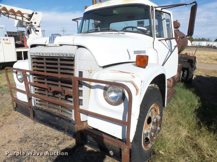 image for item DA9905 1974 International Loadstar oil distributor truck
