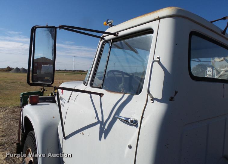 image for item DA9905 1974 International Loadstar oil distributor truck