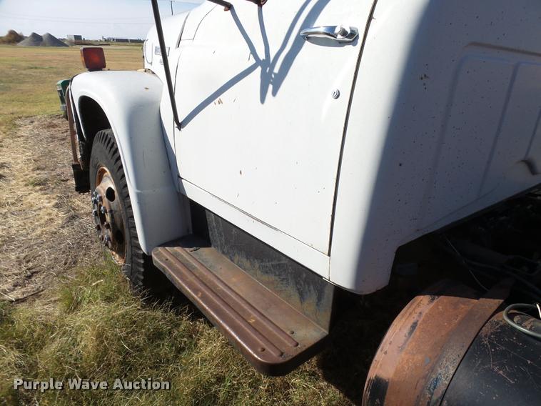 image for item DA9905 1974 International Loadstar oil distributor truck